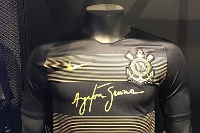 Egy brazil focicsapat Senna emlékére készítette el a mezét