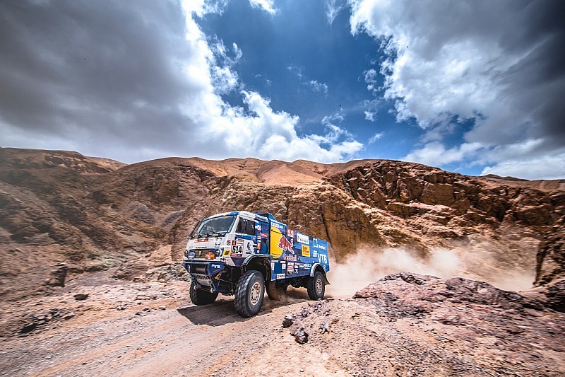 Dakar, Camion, Tappa 8: Sotnikov passa in testa, Nikolaev per un'ora