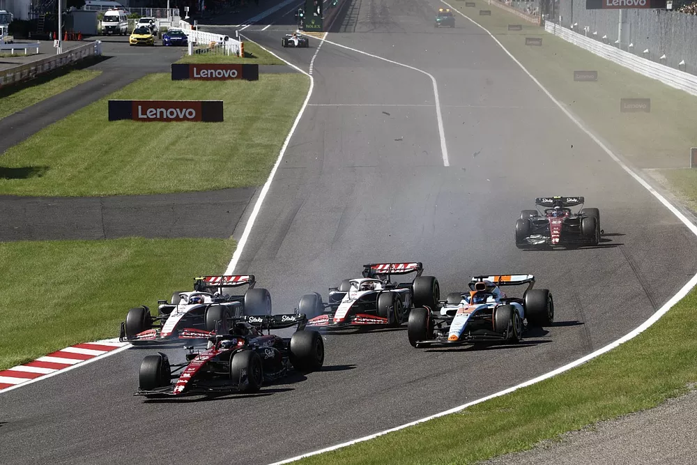 Valtteri Bottas, Alfa Romeo C43, Alex Albon, Williams FW45, Nico Hulkenberg, Haas VF-23, Kevin Magnussen, Haas VF-23, Zhou Guanyu, Alfa Romeo C43, at the start