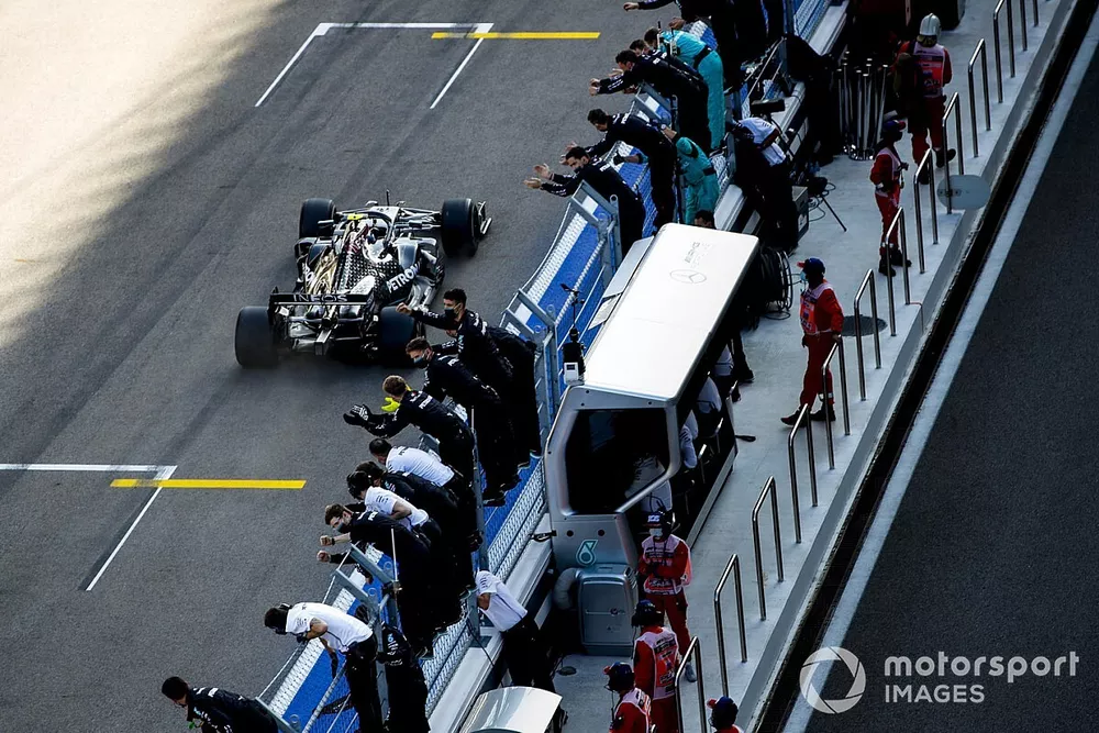 El ganador de la carrera Valtteri Bottas, Mercedes F1 W11 cruza la l&iacute;nea de meta