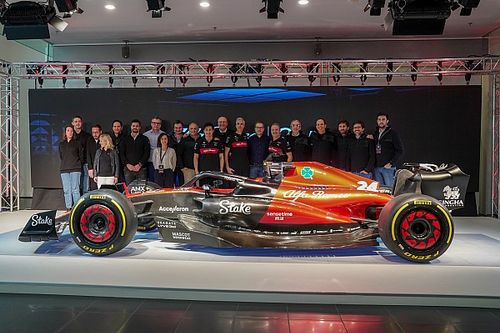 2023年用F1マシンはいらんかね? アルファロメオ、発表会で使用した新車『C43』のローンチカーをオークションに出品