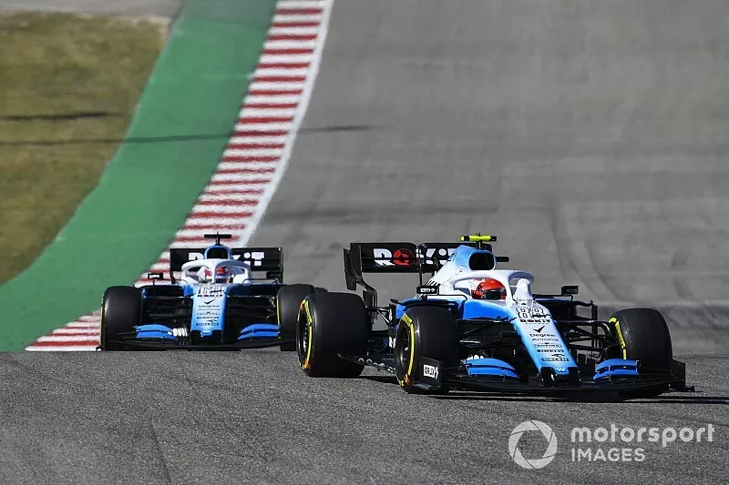 Robert Kubica, Williams FW42, devant George Russell, Williams Racing FW42