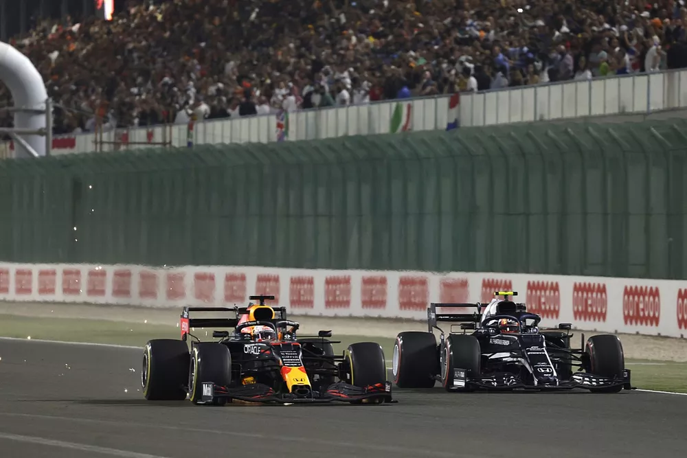 Max Verstappen, Red Bull Racing RB16B, lotta con Pierre Gasly, AlphaTauri AT02