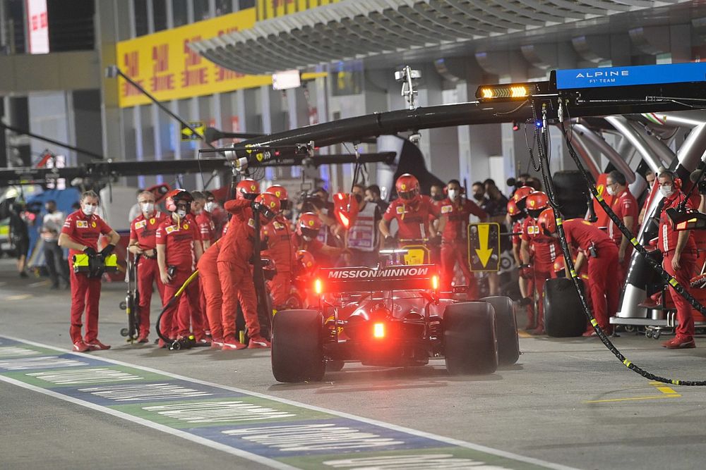 Charles Leclerc, Ferrari SF21, en pits