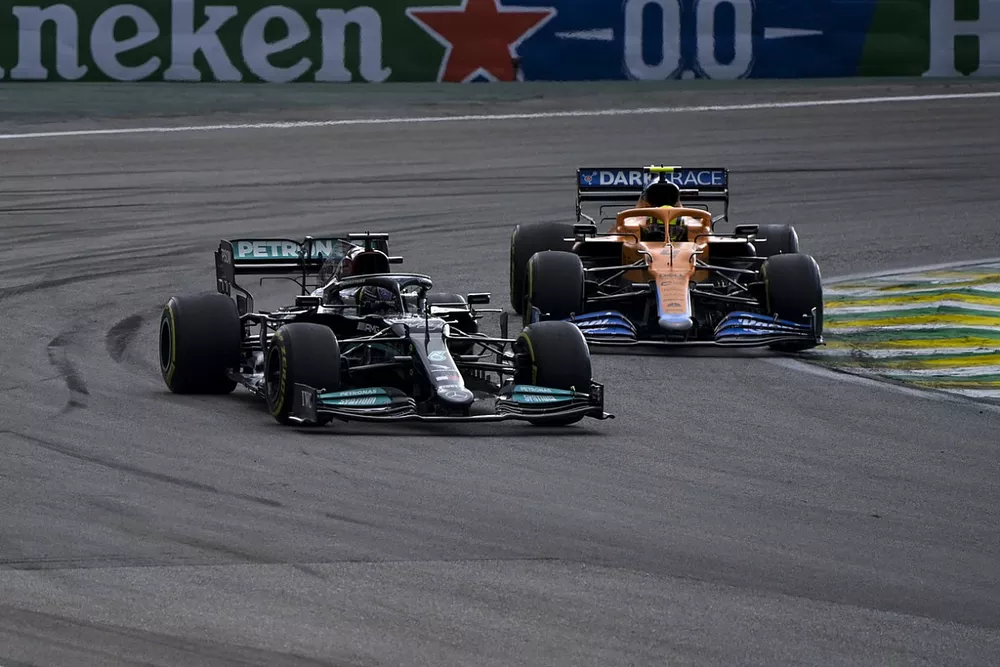 Lewis Hamilton, Mercedes W12, passa Lando Norris, McLaren MCL35M