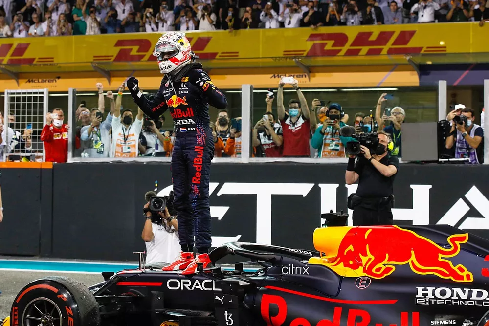 Max Verstappen, Red Bull Racing, 1&ordf; posici&oacute;n, celebra a su llegada al Parc Ferme tras conseguir el t&iacute;tulo de pilotos de 2021