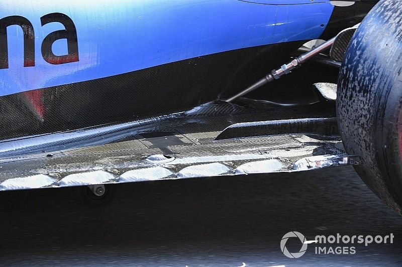 Fluido hidráulico en el dañado auto de George Russell, Williams Racing FW42