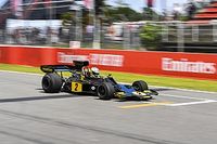 Bruno Senna anda com Lotus clássica antes do GP da Espanha de F1