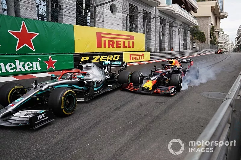 Max Verstappen, Red Bull Racing RB15, raakt leider Lewis Hamilton, Mercedes AMG F1 W10