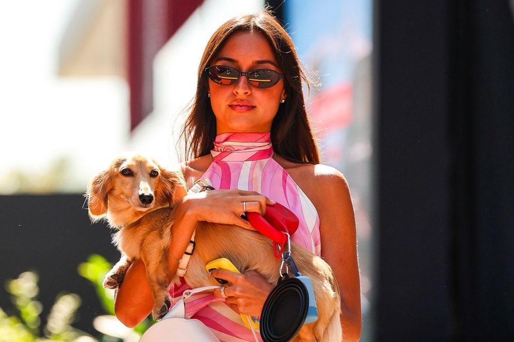 Alexandra Saint Mleux, novia de Charles Leclerc, Ferrari, con su perro Leo