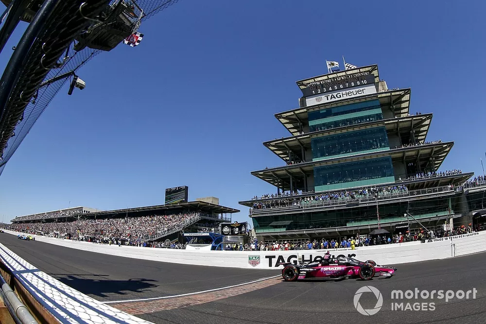 Helio Castroneves, Meyer Shank Racing Honda taking the checkered flag