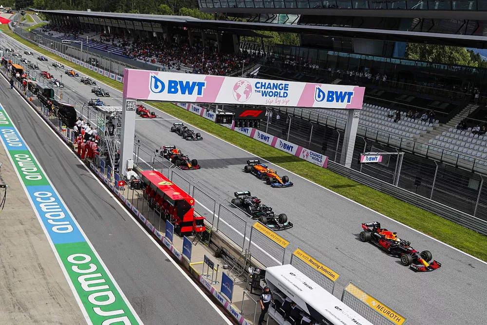 Max Verstappen, Red Bull Racing RB16B, Lewis Hamilton, Mercedes W12 , Lando Norris, McLaren MCL35M, Sergio Perez, Red Bull Racing RB16B, Valtteri Bottas, Mercedes W12, and the rest of the field away at the start