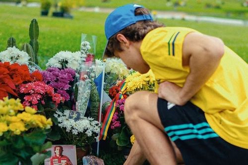 F1: Antonelli visita túmulo de Senna em São Paulo 