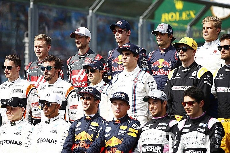 The drivers' group photo: Valtteri Bottas, Mercedes AMG, Lewis Hamilton, Mercedes AMG, Daniel Riccia