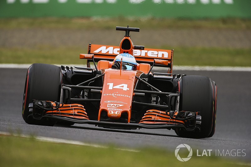 Alonso leva reprimenda por ignorar bandeiras azuis no Japão