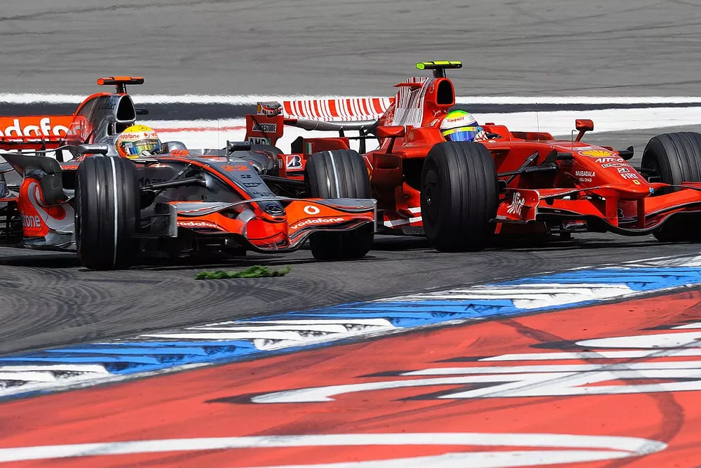 Lewis Hamilton, McLaren MP4-23 Mercedes, pasa a Felipe Massa, Ferrari F2008