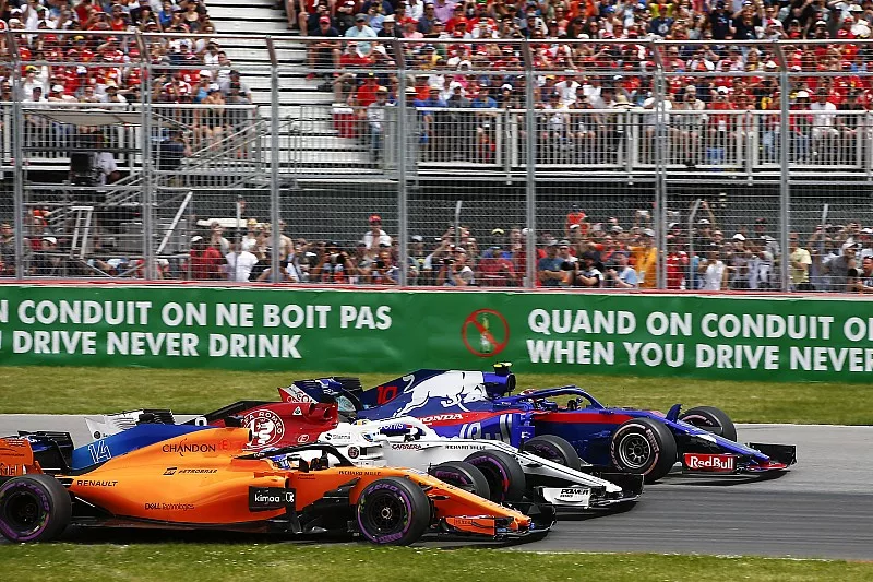 Pierre Gasly, Toro Rosso STR13, Marcus Ericsson, Sauber C37, and Fernando Alonso, McLaren MCL33, bat