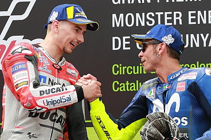 Lorenzo: "Auguri Valentino, spero che tu rimanga in MotoGP fino a 46 anni!"