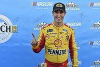 Joey Logano toma la pole en Martinsville y Suárez en 10°