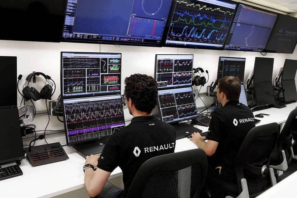 Miembros del equipo Renault F1 en el trabajo