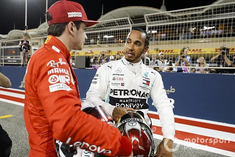 Charles Leclerc, Ferrari celebra la pole position en Parc Ferme con Lewis Hamilton, Mercedes AMG F1 