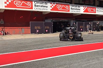 Pályára gurult a Haas 2019-es F1-es gépe Barcelonában: videó