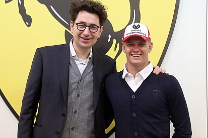 Mick Schumacher hace primera visita a Maranello como junior de Ferrari