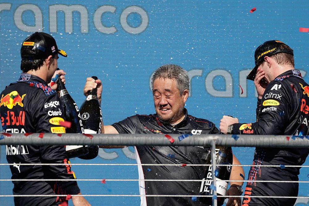Podio: ganador Max Verstappen, Red Bull Racing, tercer lugar Sergio Pérez, Red Bull Racing y Masashi Yamamoto, Director de Honda Motorsport