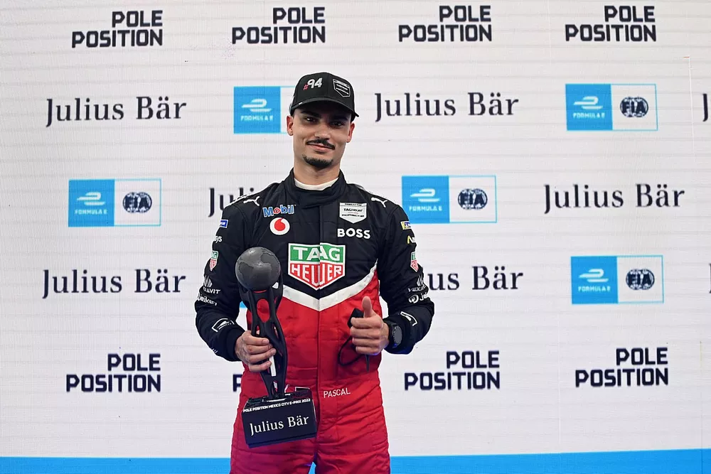 Pascal Wehrlein, Porsche, with the Julius Baer pole position award