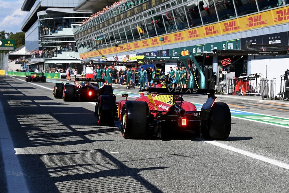 Charles Leclerc, Ferrari F1-75, en el pit lane