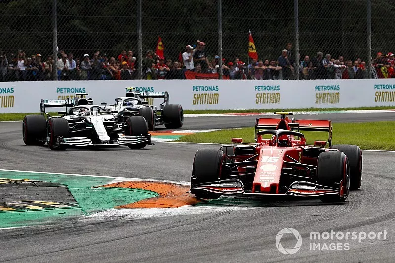 Charles Leclerc, Ferrari SF90, lidera Lewis Hamilton, Mercedes AMG F1 W10, y Valtteri Bottas, Mercedes AMG W10.