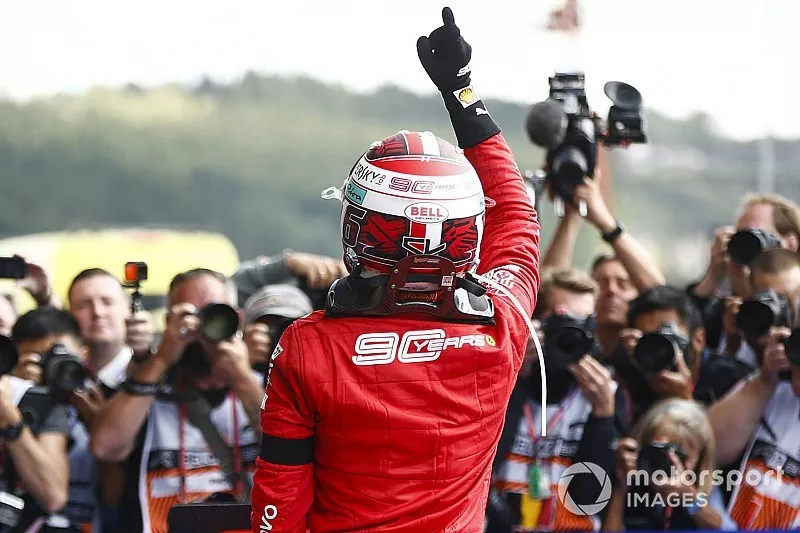 Charles Leclerc, Ferrari, celebra la victoria en parc ferme 
