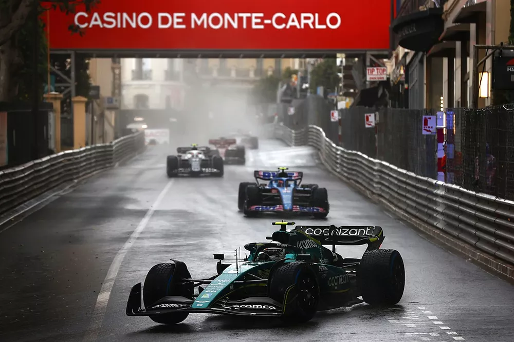 Sebastian Vettel, Aston Martin AMR22, Esteban Ocon, Alpine A522, on the formation lap
