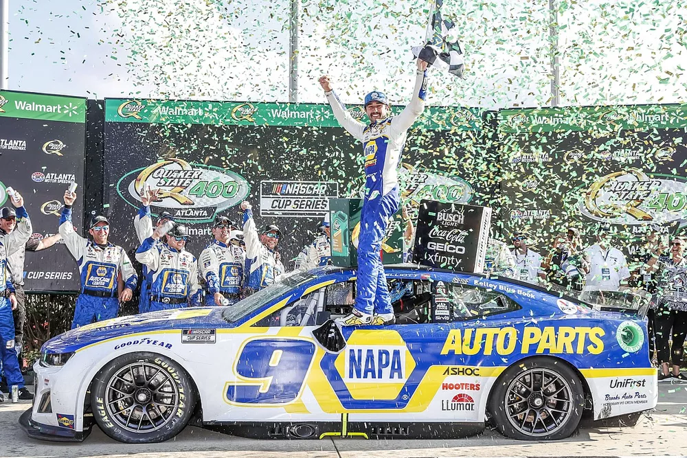 Ganador de la carrera Chase Elliott, Hendrick Motorsports, NAPA Auto Parts Chevrolet Camaro