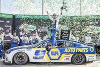 Elliott gana en un caótico cierre en Atlanta, Suárez sexto