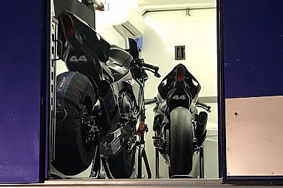 Lewis Hamilton kommt bei Superbike-Test zu Sturz!