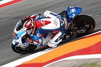 Гонщик Moto2 оказался поперек байка – и все же избежал падения