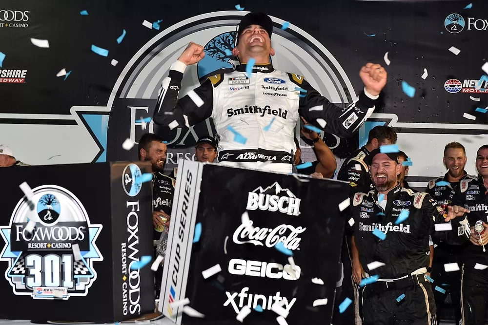 Race winner Aric Almirola, Stewart-Haas Racing, Ford Mustang
