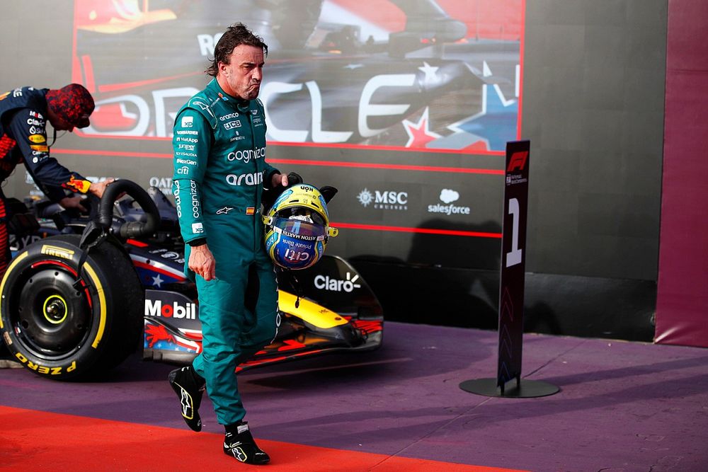 Fernando Alonso, Aston Martin F1 Team, en Parc Ferme tras la carrera Sprint