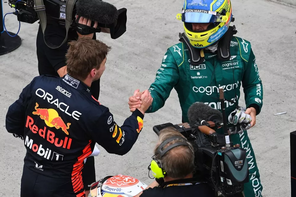 Max Verstappen, Red Bull Racing, 1st position, Fernando Alonso, Aston Martin F1 Team, 2nd position, congratulate each other in Parc Ferme