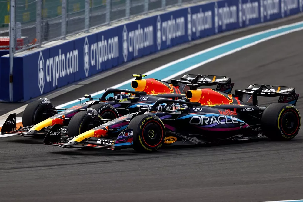 Max Verstappen, Red Bull Racing RB19, adelanta a Sergio P&eacute;rez, Red Bull Racing RB19, por el liderato.