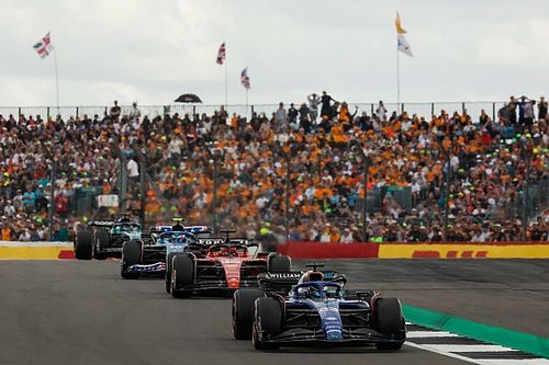 F1: Vasseur fala sobre interesse da Ferrari em Albon para vaga de Sainz