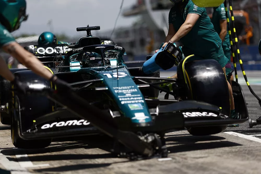 Lance Stroll, Aston Martin AMR23, fait un arrêt au stand
