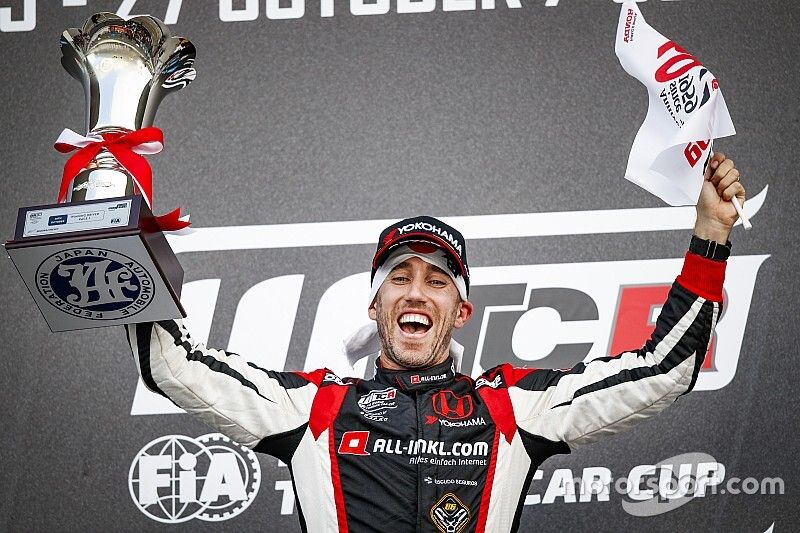 Podium: Race winner Esteban Guerrieri, ALL-INKL.COM M&uuml;nnich Motorsport Honda Civic Type R TCR
