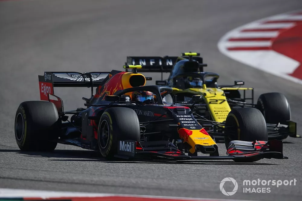 Alex Albon, Red Bull Racing RB15, precede Nico Hulkenberg, Renault F1 Team R.S. 19