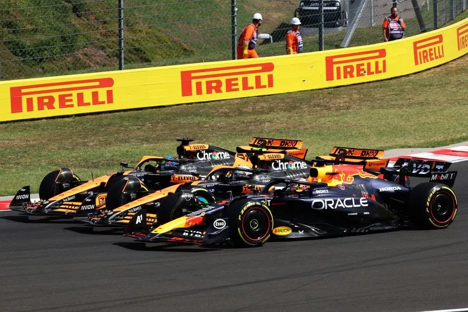 Max Verstappen, Red Bull Racing RB20, Lando Norris, McLaren MCL38, Oscar Piastri, McLaren MCL38, entram na primeira curva com tr&ecirc;s de largura