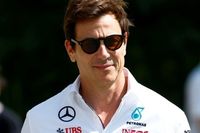 Wolff revela que fue Sainz Sr. quien le dijo que Hamilton se iba a Ferrari