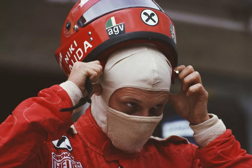 Niki Lauda, Ferrari, puts on his helmet before the start