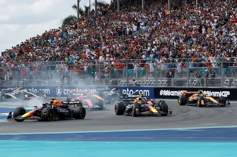 Le d&eacute;part : Max Verstappen, Red Bull Racing RB20, Sergio Perez, Red Bull Racing RB20 
