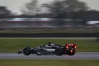VIDEO y FOTOS: El Mercedes W14 en la pista de Silverstone 